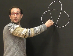 Pierre avec des cheveux
